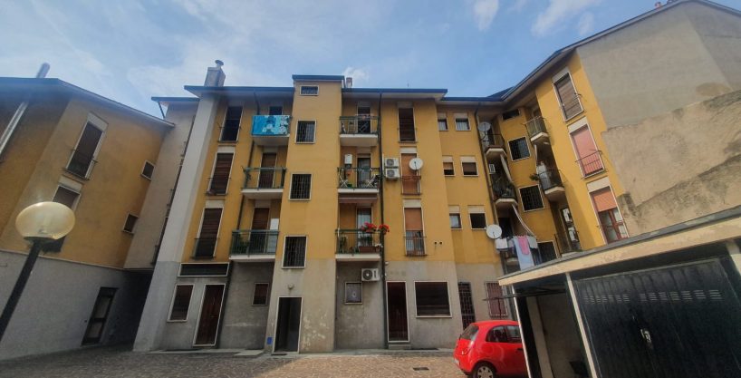 Appartamento trilocale in vendita a Cuggiono. L'immobile dispone un una zona giorno con ingresso, soggiorno di buona metratura con accesso