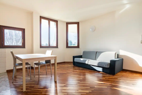 Il complesso residenziale in vendita è composto da: dieci appartamenti in ottimo stato conservativo di cui cinque splendidi bilocali e cinque monolocali, ognuno dei quali rappresenta un'elegante combinazione di comfort e stile. La struttura vanta ben tredici posti auto interni coperti, tre box e nove cantine, garantendo ampio spazio di parcheggio e soluzioni di stoccaggio convenienti per tutti i residenti.