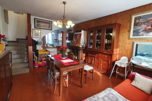 Terratetto con ingresso indipendente in vendita a Divignano, Al piano terra troviamo un accogliente soggiorno, una cucina funzionale e un comodo bagno di servizio.