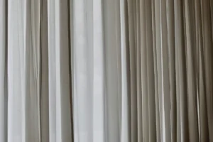 Come sbiancare le tende senza candeggina: ecco cosa mettere in lavatrice per farle brillare?